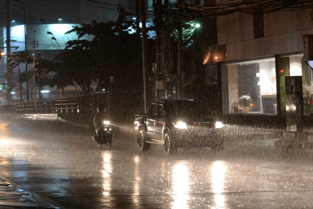 dirigir na chuva carro e moto na chuva