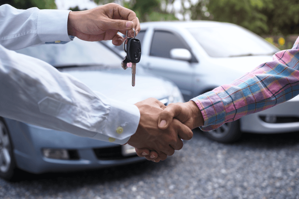 dupla transferência homens apertando as mãos