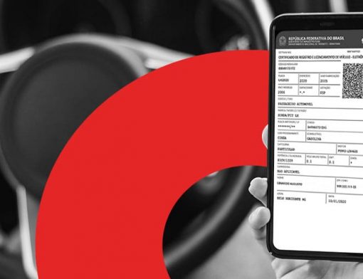 Capa mostra um celular em mãos para a emissão do e-licenciamento | DOK Despachante