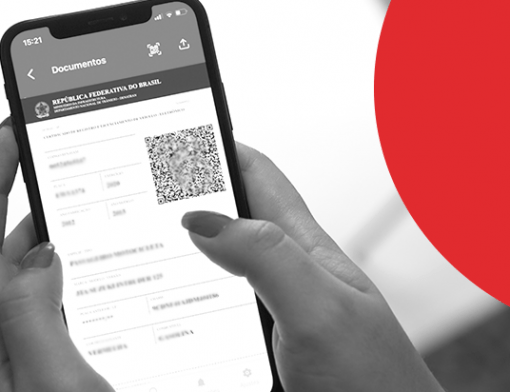 Despachante não entrega documento? Entenda as etapas do seu pedido | mulher segurando celular e vendo o QR code do seu CRLV-e