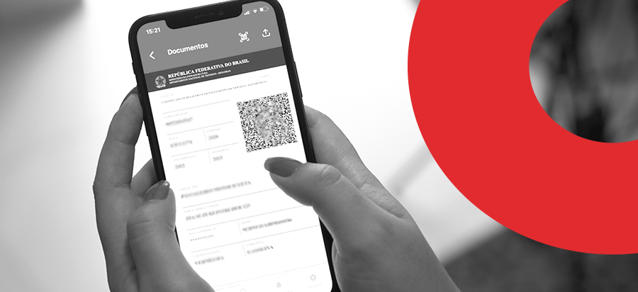 Despachante não entrega documento? Entenda as etapas do seu pedido | mulher segurando celular e vendo o QR code do seu CRLV-e