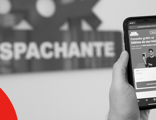 Mellhor Despachante de SP mão segurando celular aberto no site do DOK dentro da empresa DOK Despachante