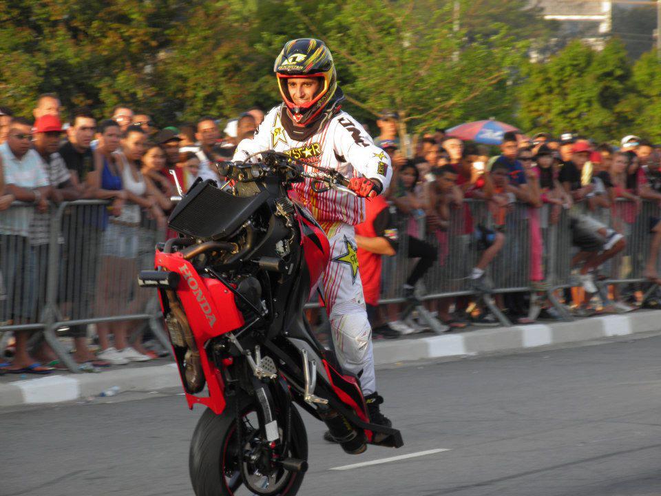 Empinar moto é crime de trânsito de acordo com a Lei nº 13.546