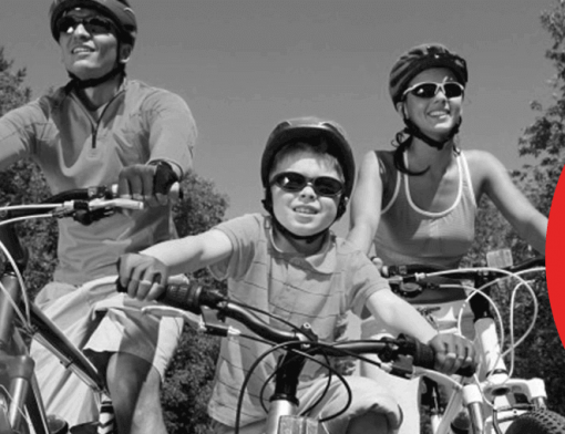 capa de artigo acessórios para bicicleta. na imagem: homem e mulher adultos na bicicleta atrás de uma criança também na bicicleta; todos utilizam capacete, óculos de sol e luvas de ciclismo | DOK Despachante