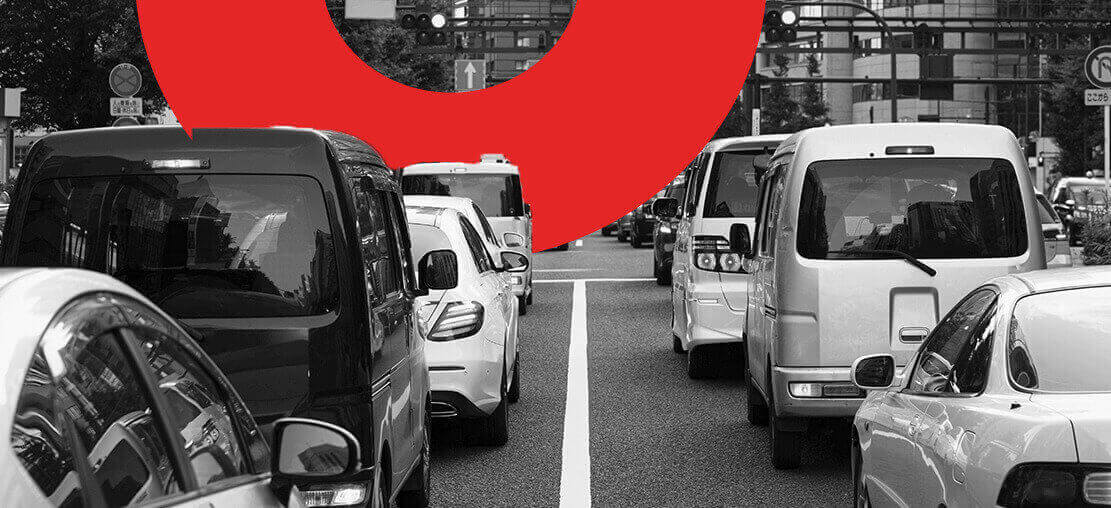 Capa de artigo condições adversas | DOK Despachante - Descrição: foto em preto e branco de diversos veículos parados no trânsito