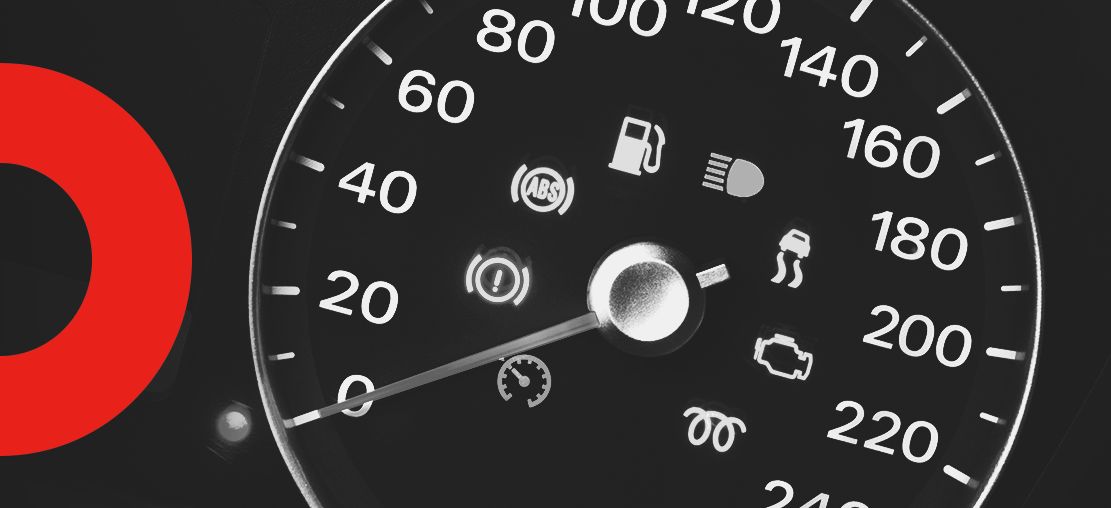 Capa de artigo luzes do painel do carro - DOK Despachante; Descrição: painel de carro em preto e branco. Símbolos luminosos em foco.