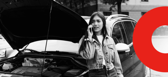 Capa de artigo sobre a Allianz Seguros - DOK Despachante; Descrição: jovem mulher branca fala ao telefone encostada em carro com o capô aberto. Imagem em preto e branco.