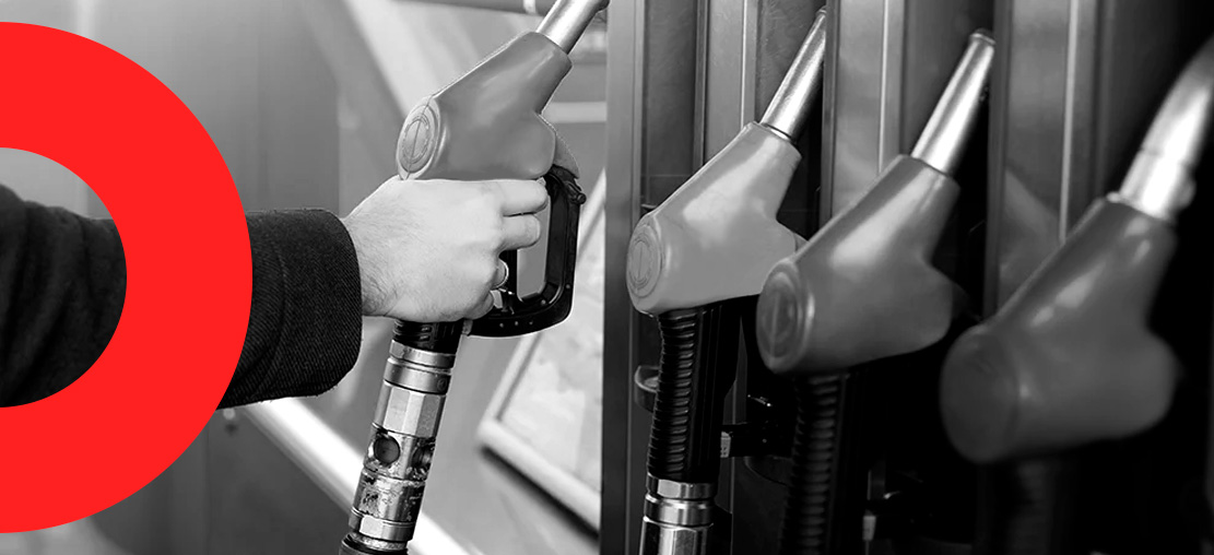 Capa de artigo gasolina comum e aditivada | DOK Despachante; Descrição: imagem em preto e branco de bombas de postos de combustível