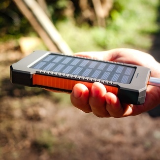 Artigo para motoqueiros: carregador de celular portátil e solar - DOK