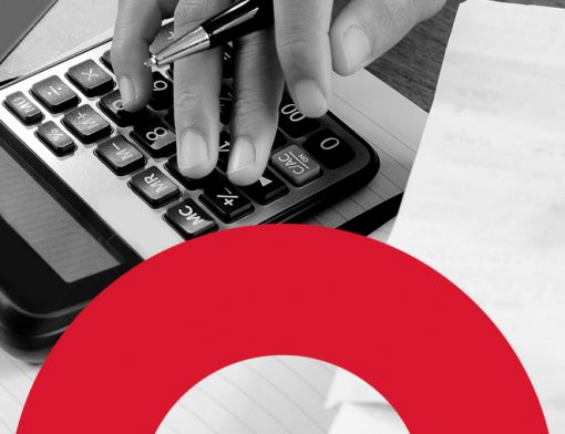 Capa de artigo sobre o pagamento do IPVA SC com foto de mão segurando conta e calculando o valor do imposto na calculadora | DOK Despachante