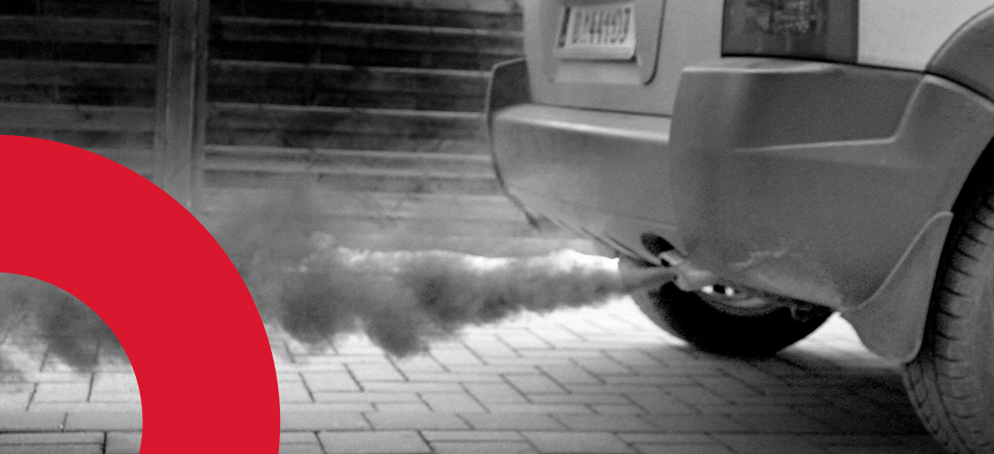 Capa de artigo sobre gases poluentes | DOK Despachante ; Descrição: fumaça saindo do escapamento de um carro. Imagem em preto e branco.