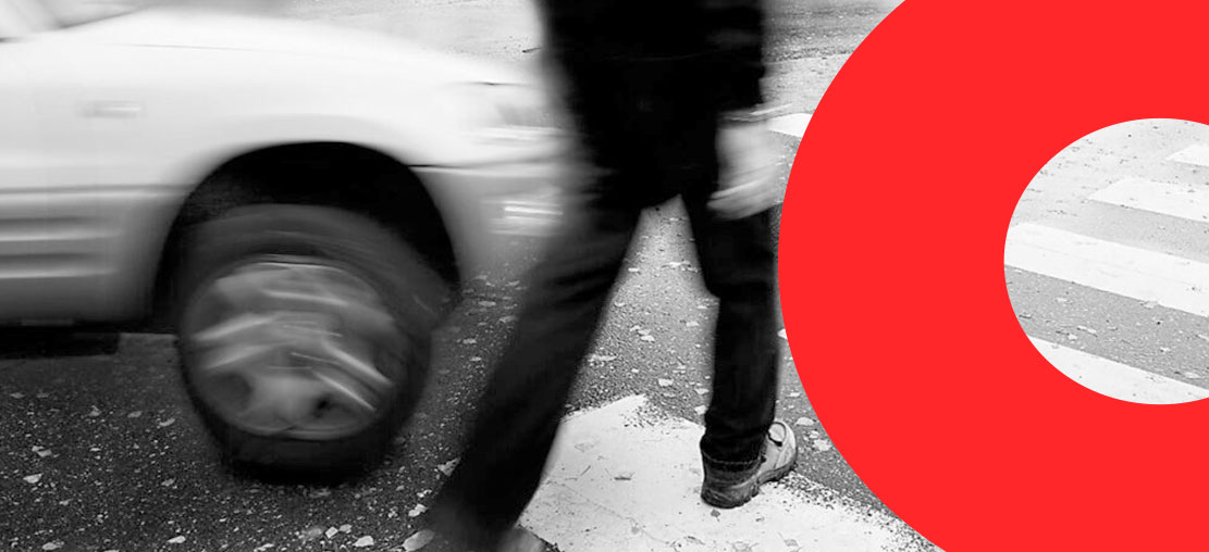 Capa de artigo sobre educação no trânsito | DOK Despachante | Descrição: um pedestre atravessando a faixa, prestes a ser atropelado por um carro.