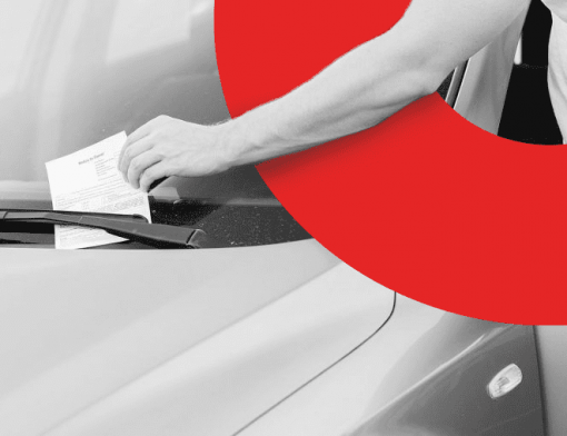 Capa mostra uma pessoa recolhendo uma notificação de multa do carro por cometer uma infração leve | DOK Despachante