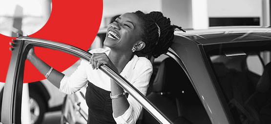 Capa mostra mulher feliz ao contratar seu seguro auto da SulAmérica seguros | DOK Despachante
